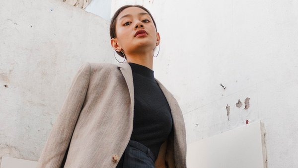 Starke Frau guckt in die Kamera – Lohnverhandlung verhandeln Starke Frau guckt in die Kamera – Lohnverhandlung verhandeln