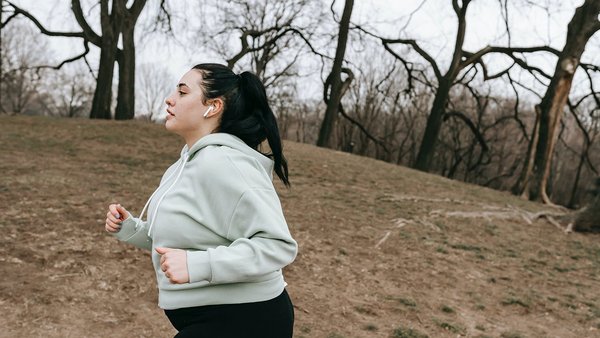 Jeune femme faisant son jogging dans un parc