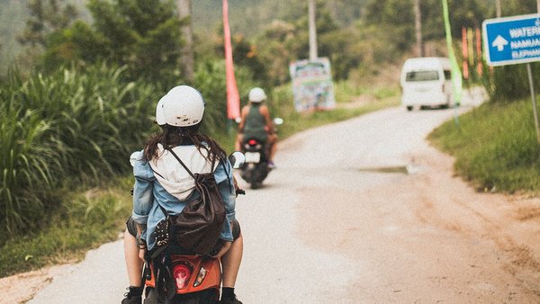 Jeune femme sur un scooter - Backpacking a l'etranger
