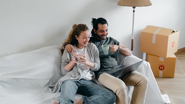 Couple sur le canape lors d'un demenagement commun