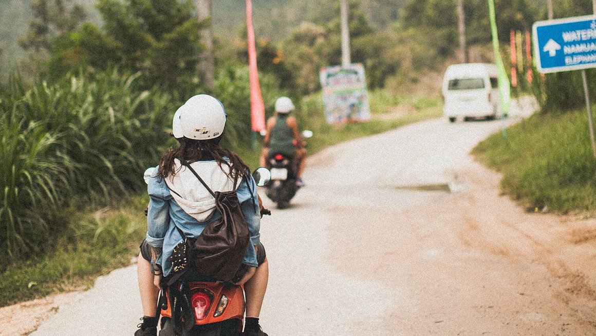 Junge Frau auf einem Roller – Backpacking im Ausland Junge Frau auf einem Roller – Backpacking im Ausland