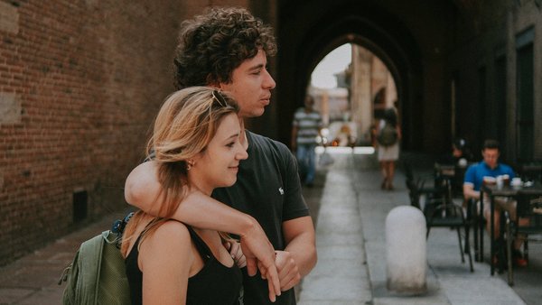 Ces assurances sont facultatives Jeune couple regarde de cote