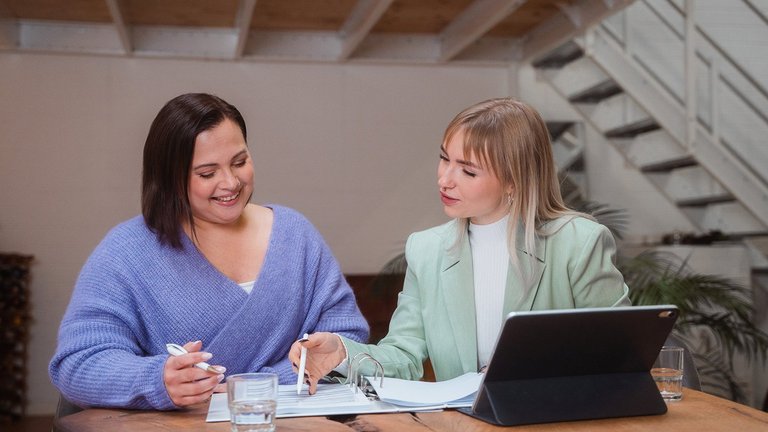 Beratung zwei Frauen