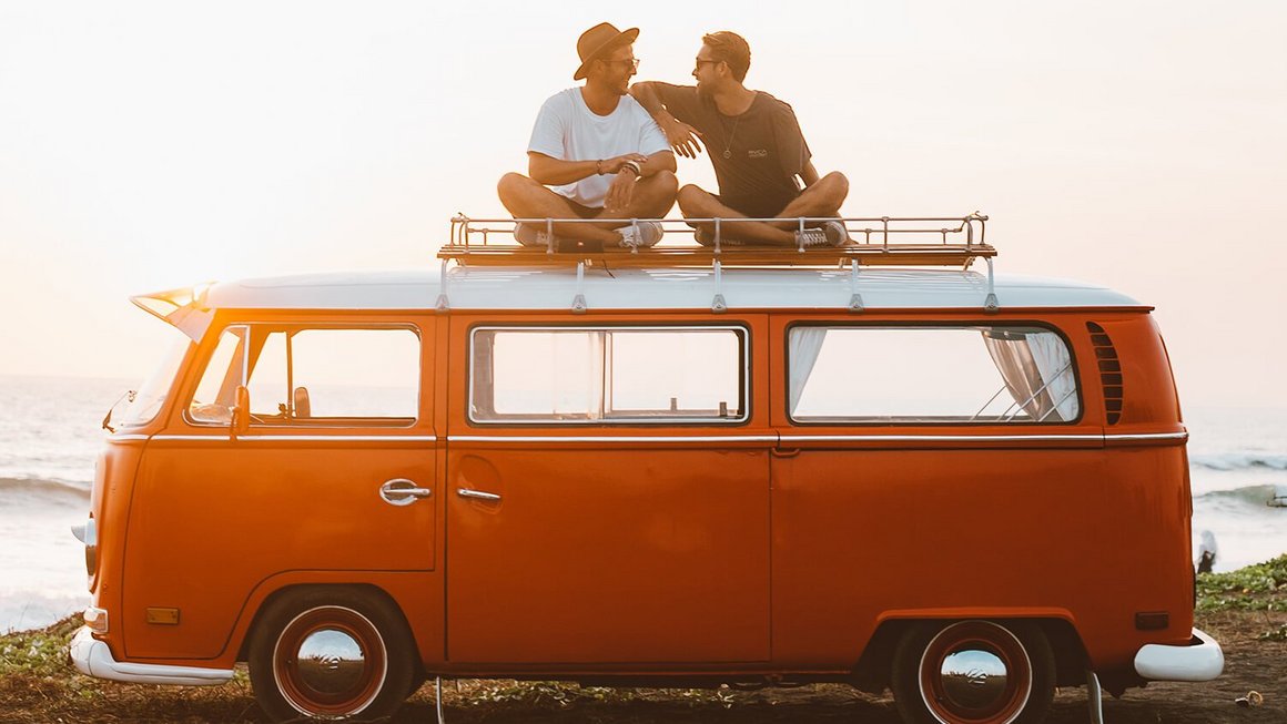 Zwei junge Männer sitzen auf einem Van – Vanlife Zwei junge Männer sitzen auf einem Van – Vanlife