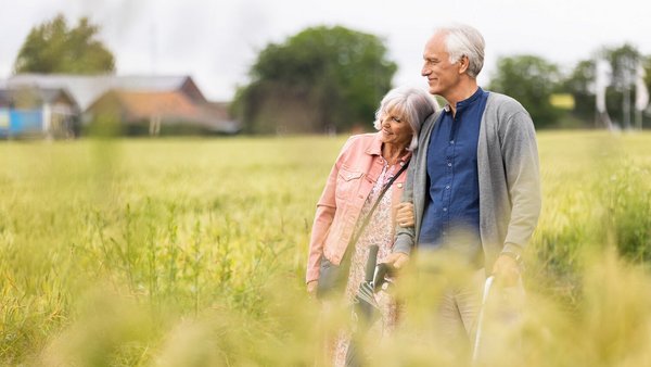 Des retraités se promènent – Pension de retraite de base Des retraités se promènent – Pension de retraite de base