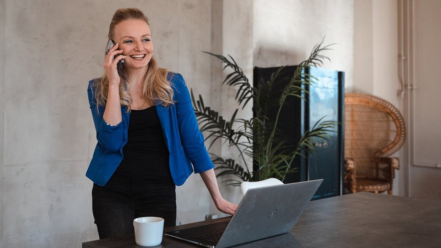 Jeune femme telephonant debout - etre independant