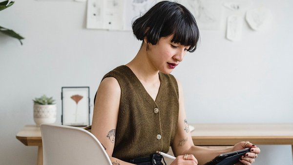 Auszubildende arbeitet im Sitzen Auszubildende arbeitet im Sitzen