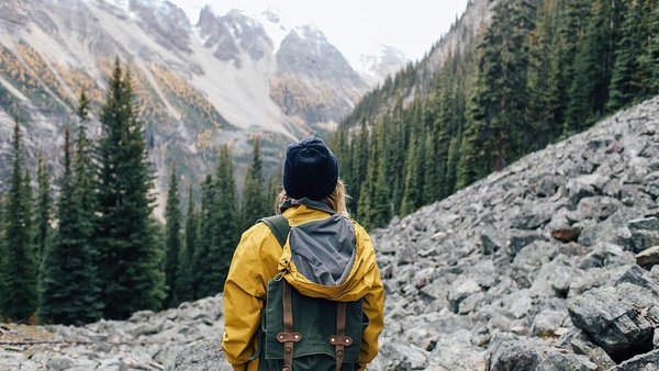 Personne regardant au loin en marchant - Backpacking 