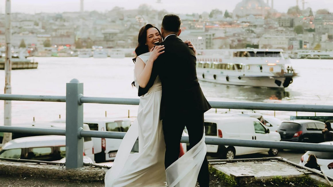Brautpaar hält sich lachend im Arm - Hochzeitsplanung Brautpaar hält sich lachend im Arm - Hochzeitsplanung