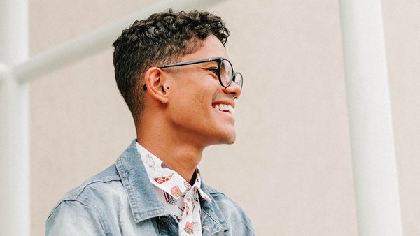 Jeune homme riant avec assurance - preparation negociation salariale