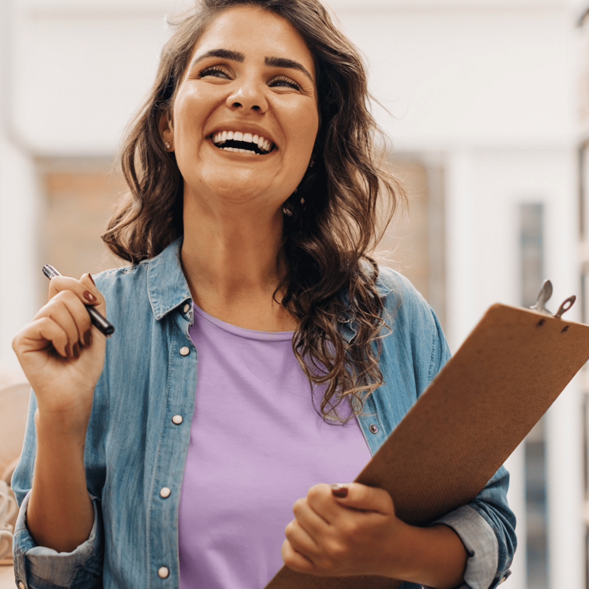 Une femme avec une liste de contrôle Une femme avec une liste de contrôle