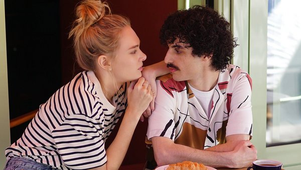 Pärchen sitzt in einem Café – Gemeinschaftskonto Pärchen sitzt in einem Café – Gemeinschaftskonto