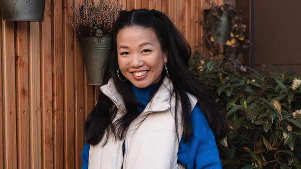 Das ist bei einer Lebensversicherung wichtig Junge Frau lächelt in die Kamera