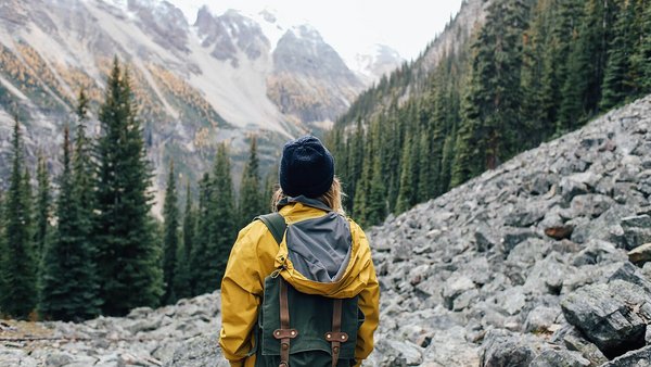 Person guckt beim Wandern in die Ferne - Backpacking 