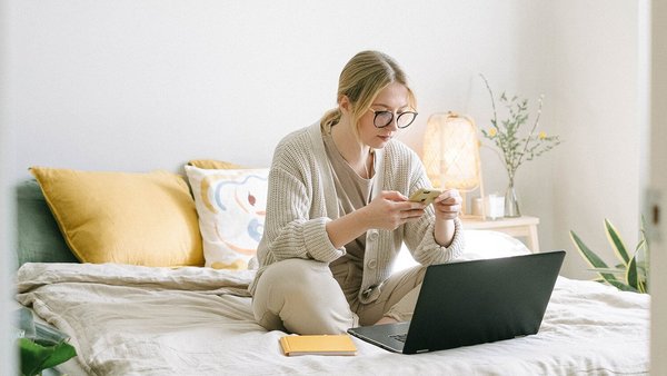 Frau auf dem Bett – private Altersvorsorge Frau auf dem Bett – private Altersvorsorge