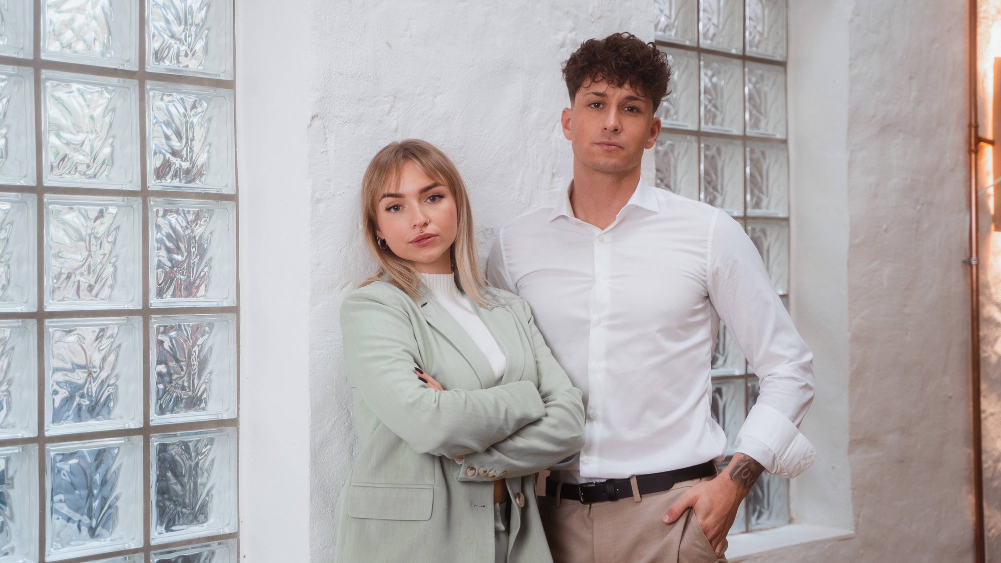 Junge Frau und junger Mann Business