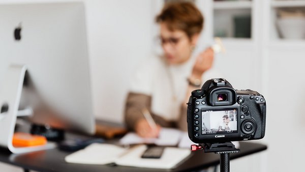 Fotografin arbeitet am PC – Rentenversicherung planen Fotografin arbeitet am PC – Rentenversicherung planen