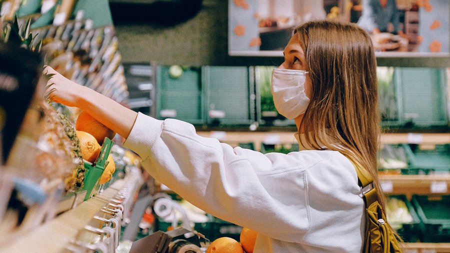 Frau im Supermarkt - Inflation