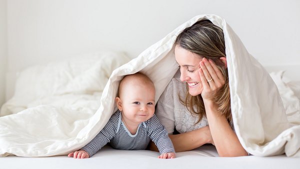 Mutter mit Baby – Elternzeit Mutter mit Baby – Elternzeit