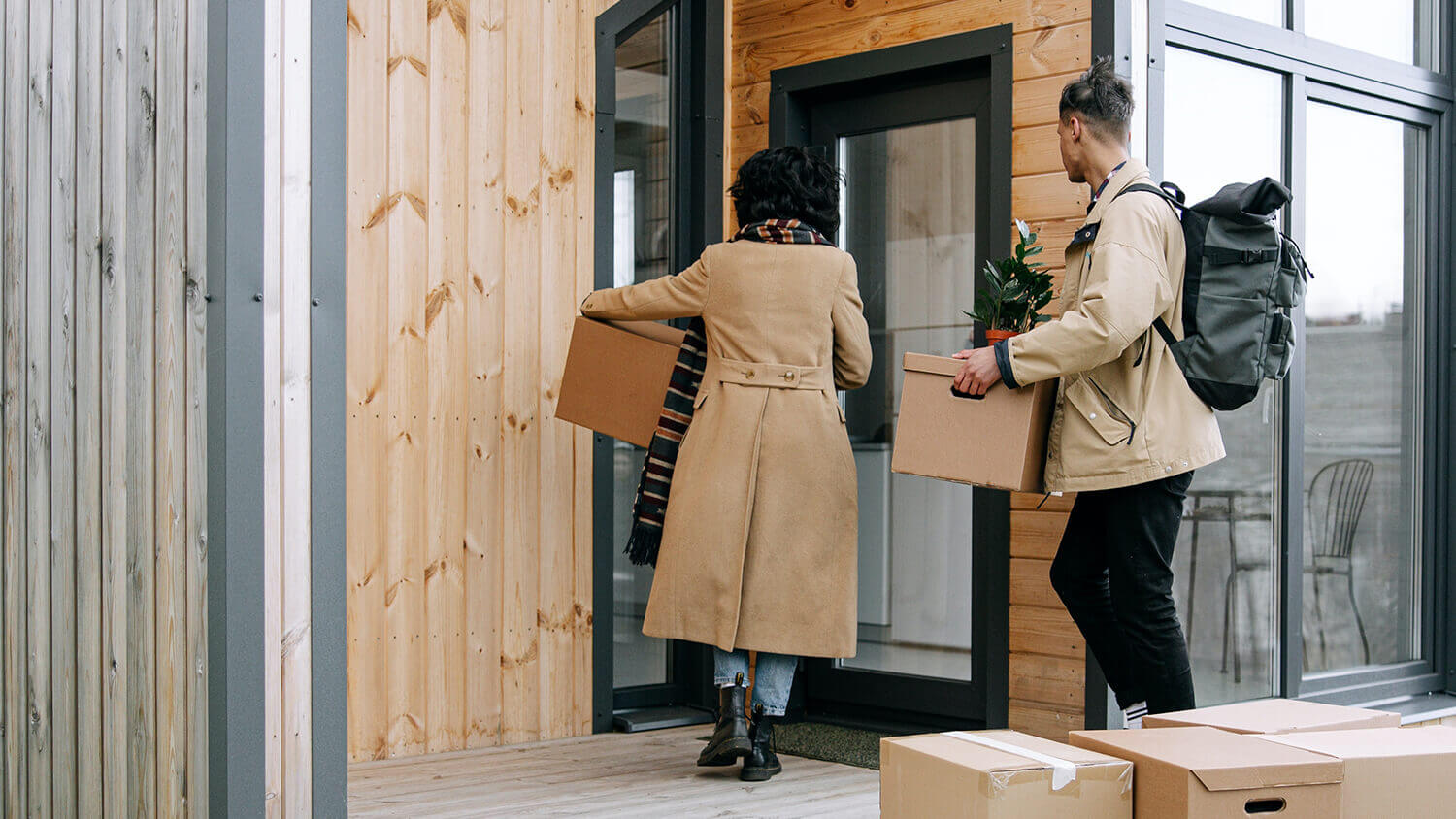 Un couple emmenage dans sa premiere propriete