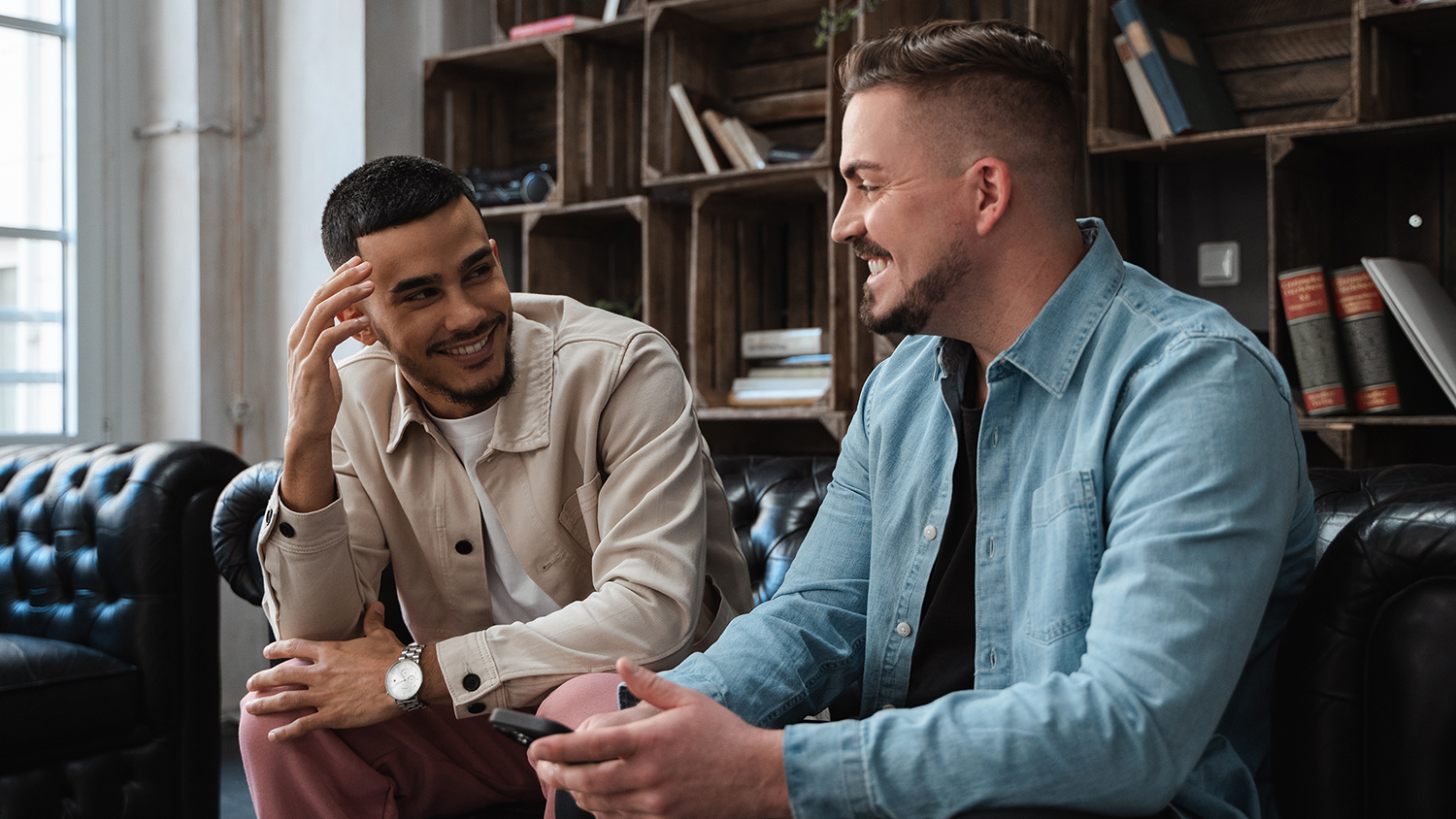 La jeune generation et la retraite Deux etudiants se parlent sur un canape