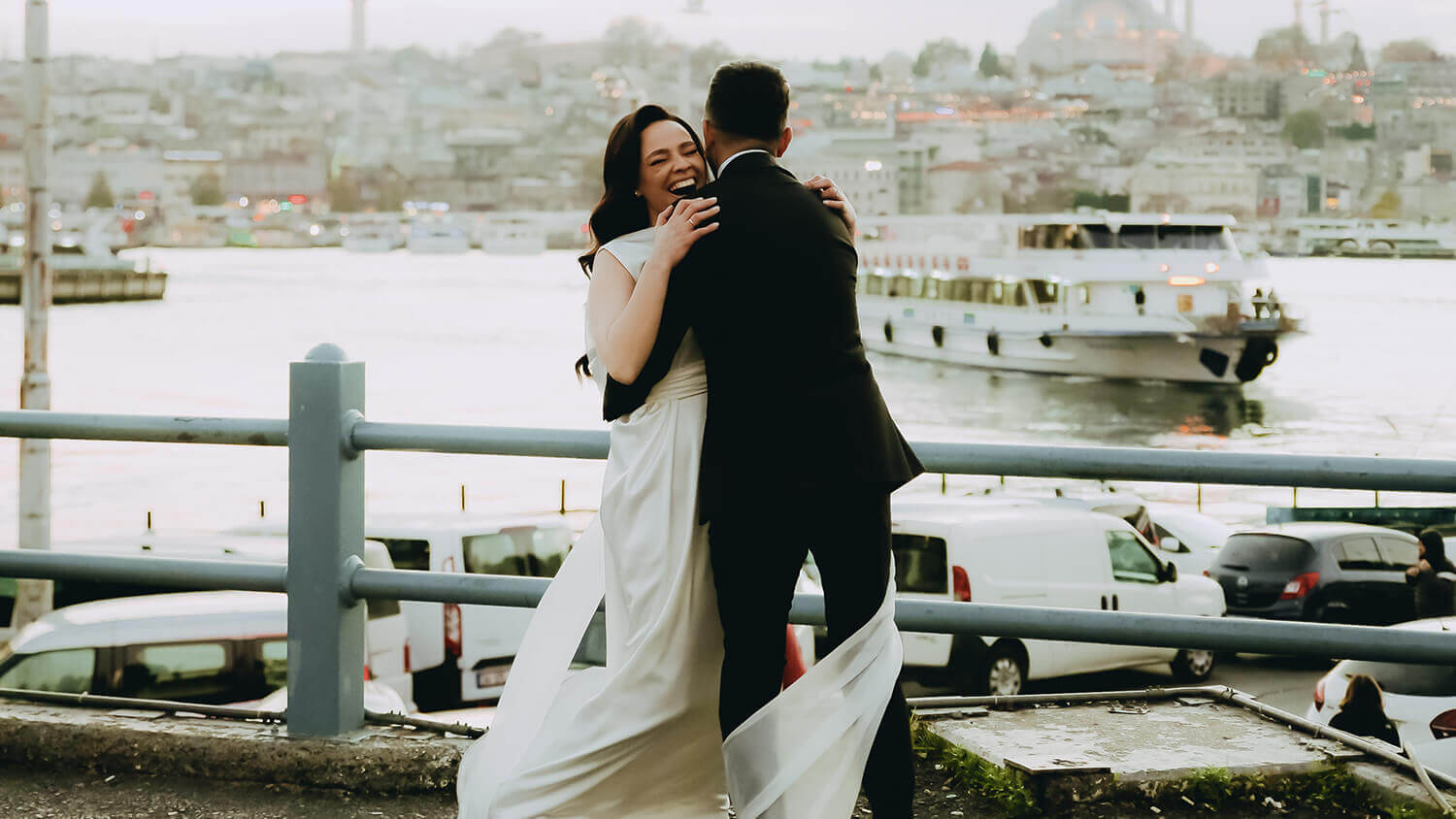 la mariee et le mari se tiennent en riant - Organisation du mariage la mariee et le mari se tiennent en riant - Organisation du mariage