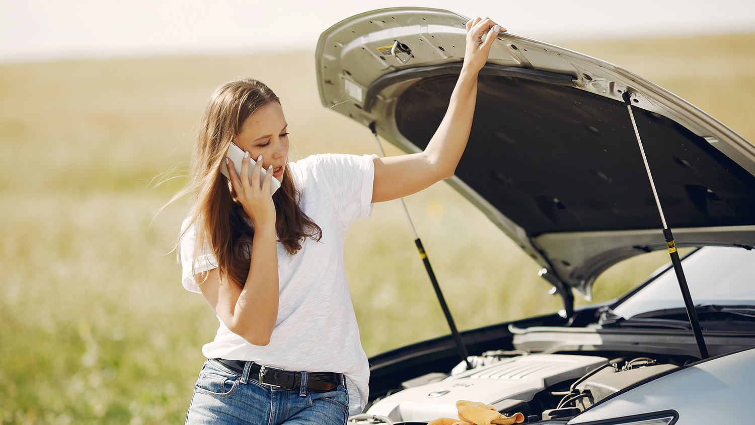 Une femme en panne au bord de la route avec sa voiture