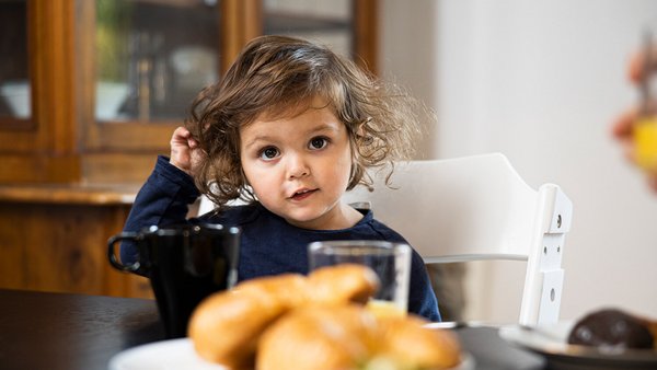 Kleinkind am Frühstückstisch Kleinkind am Frühstückstisch