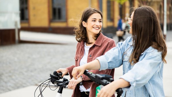 Zwei Studentinnen vor der Universität – Studienfinanzierung Zwei Studentinnen vor der Universität – Studienfinanzierung