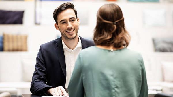 Bewerber im Vorstellungsgespräch als Finanzberater