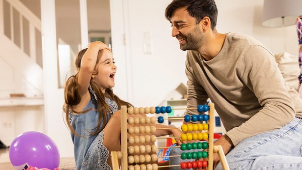 Père et fille calculent avec un abaque compteur Père et fille calculent avec un abaque compteur