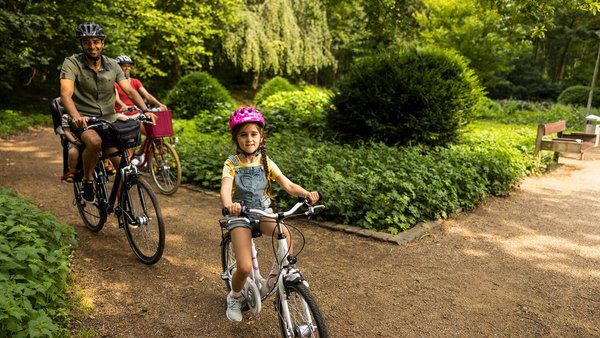Familie macht Ausflug mit dem Fahrrad – Reisekasse  Familie macht Ausflug mit dem Fahrrad – Reisekasse