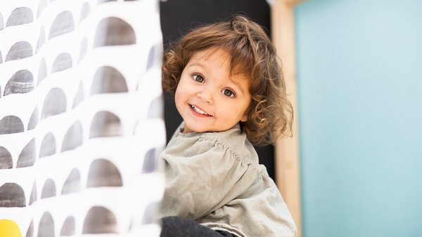 Lachende kleuter – Verstandig sparen voor kinderen met een kinderspaarplan