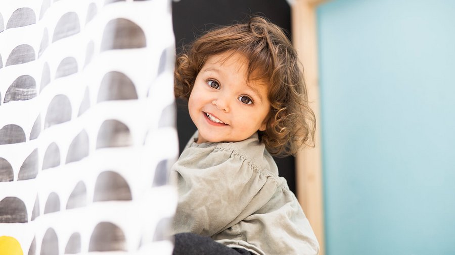 Un jeune bambin rigole – économiser pour les enfants avec un plan d’épargne enfant