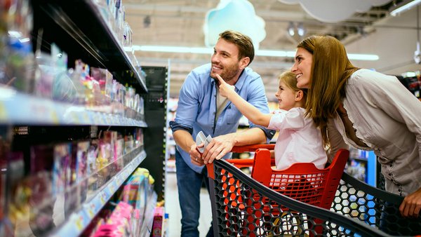 Une famille fait ses courses au supermarché
