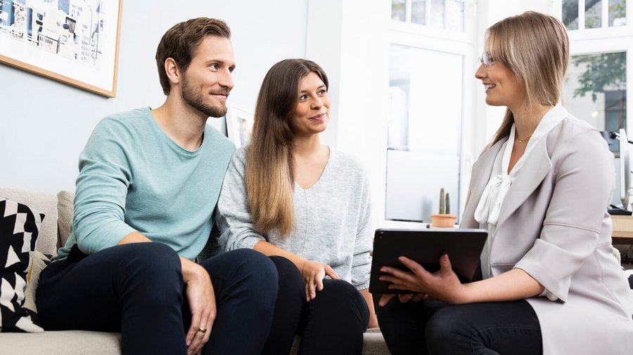 Un conseiller financier OVB en entretien avec des clients