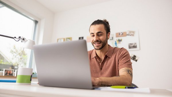 Arbeiten von zuhause, Mann am Laptop – Homeoffice bei OVB Arbeiten von zuhause, Mann am Laptop – Homeoffice bei OVB