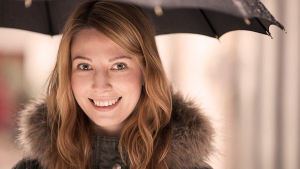 Une jeune femme avec un parapluie en automne