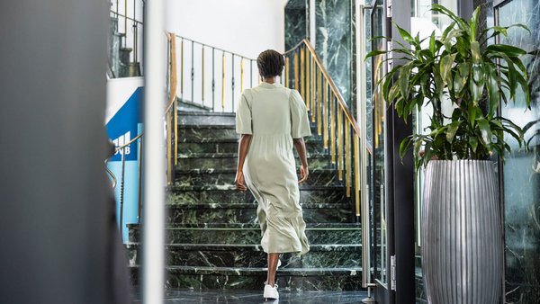 Frau auf einer Treppe – Karrierestart Frau auf einer Treppe – Karrierestart