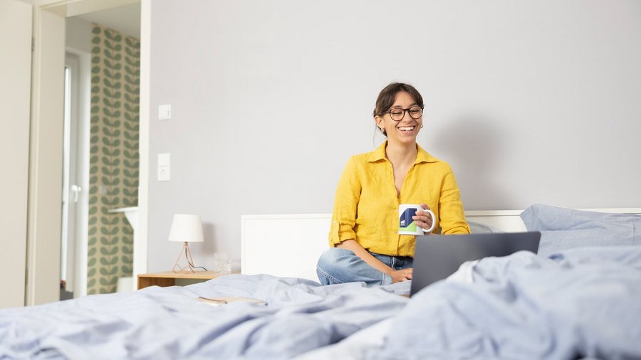 Frau macht Homeoffice vom Sofa aus 