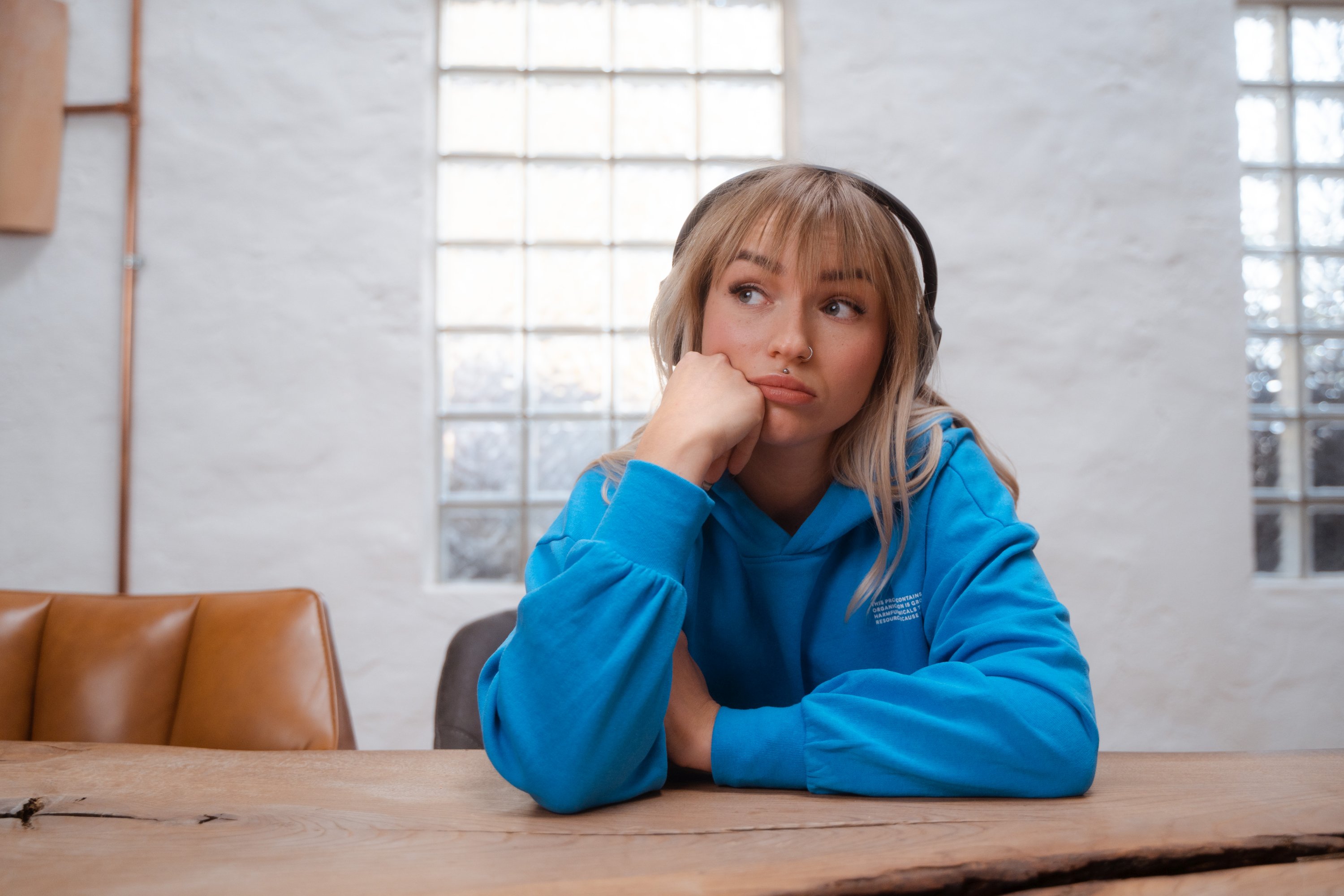 Junge Frau blickt nachdenklich.